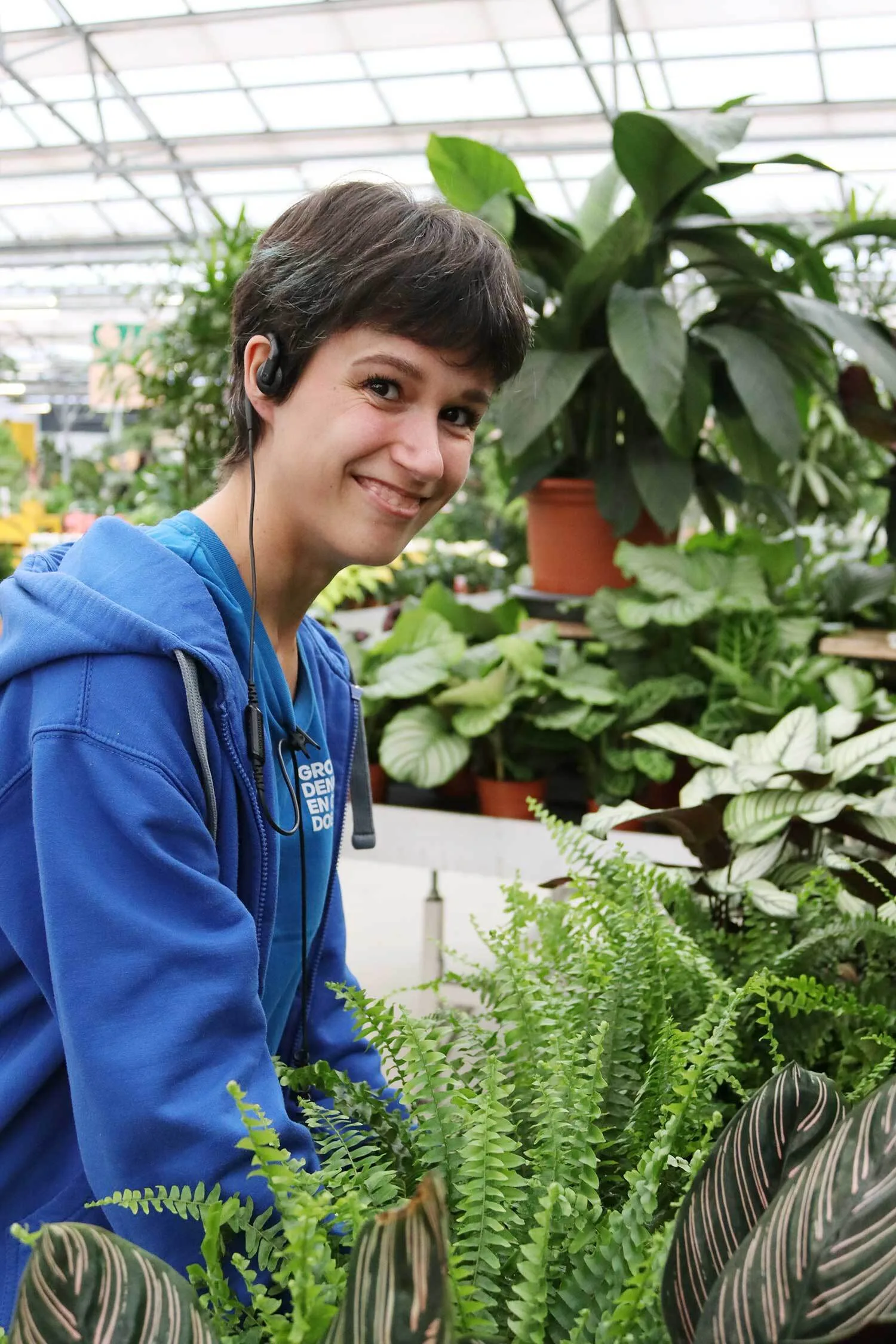 medewerker Steck lacht tussen de kamerplanten