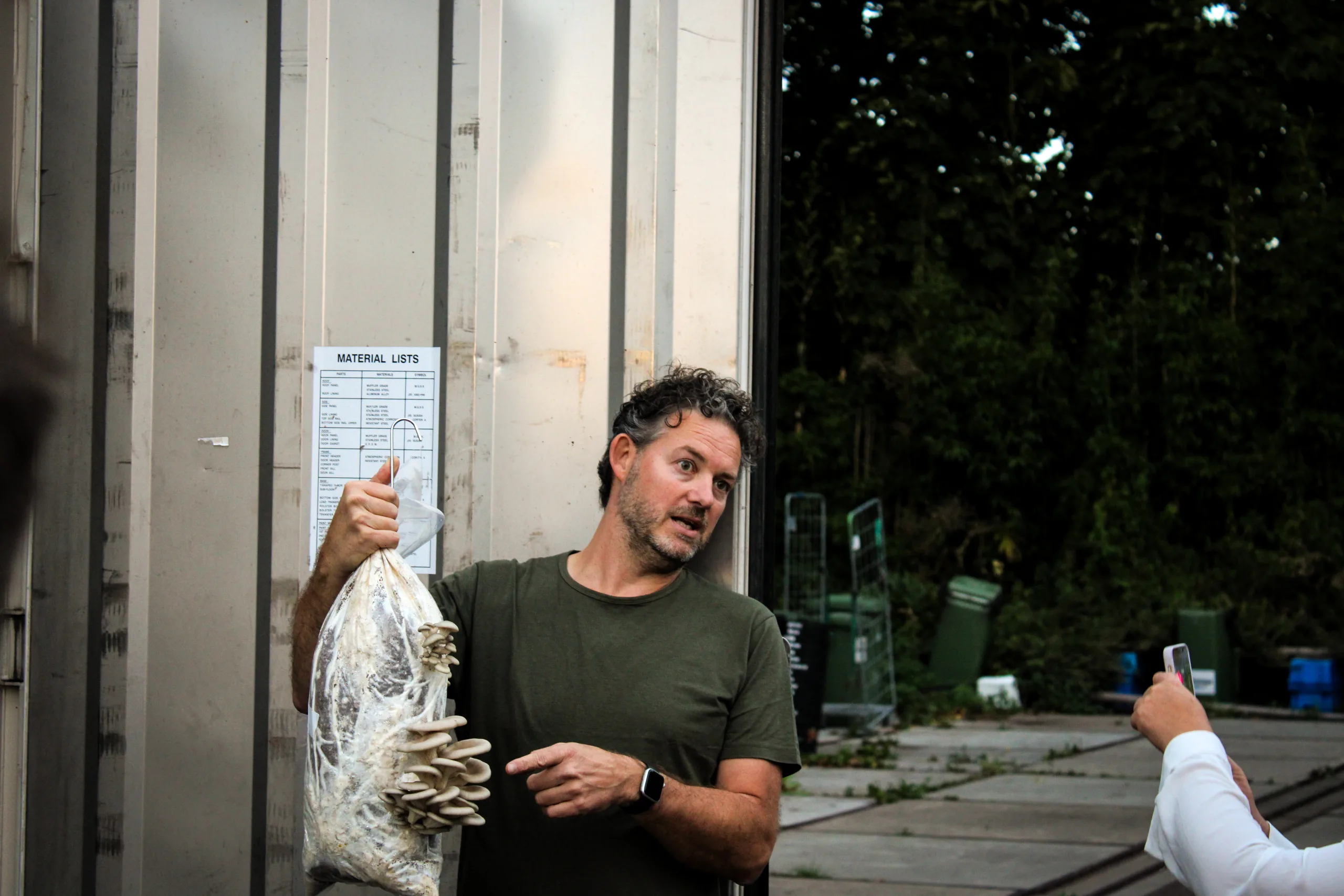 Workshop oesterzammen kweken op koffiedik bij De Clique, op het terrein van Steck in Utrecht Overvecht