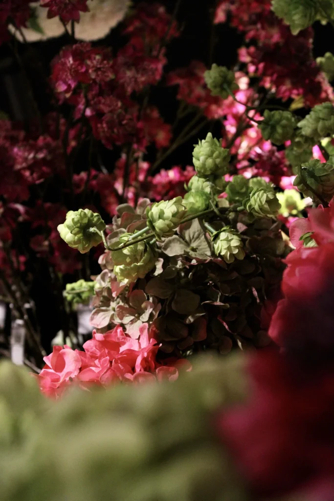 Kleurrijke zijden bloemen van het merk Silk-ka in de winkel van Oogst, binnen in tuincentrum Steck in Utrecht Overvecht