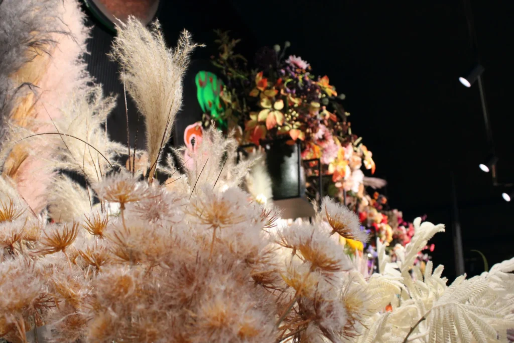 Kleurrijke zijden bloemen van het merk Silk-ka in de winkel van Oogst, binnen in tuincentrum Steck in Utrecht Overvecht