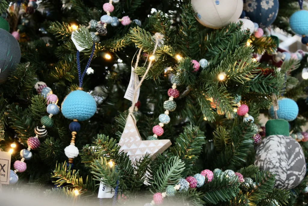 Kunstkerstboom met decoratie op de kersthow van Steck in Utrecht