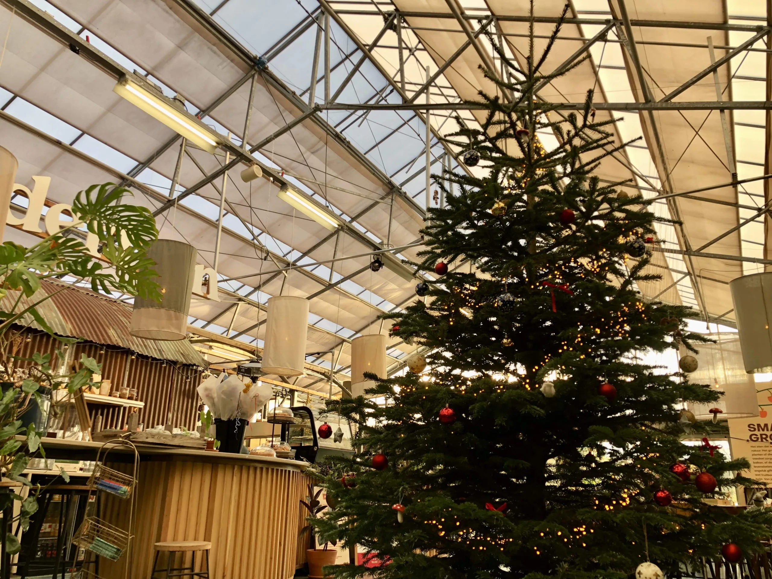 Ingerichte kerstboom in het tuincafé Noordertuin in tuincentrum Steck in Utrecht Overvecht