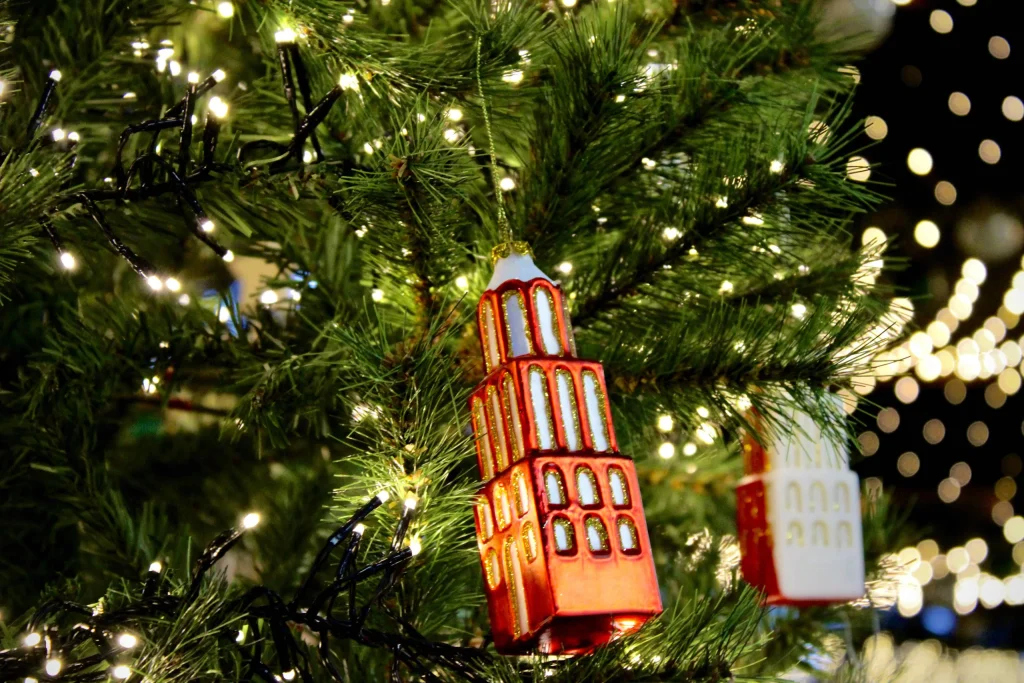 kerstbal in de vorm van de domtoren op de kerstshow van tuincentrum Steck Utrecht