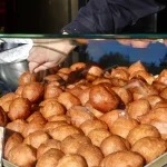 Oliebollen worden geprikt bij Oliebollenkraam Steck