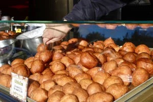 Oliebollen worden geprikt bij Oliebollenkraam Steck