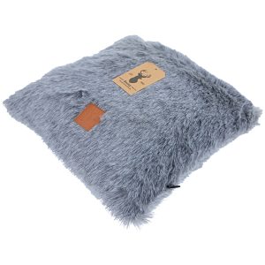 Luxe Boony huisdierenkussen in badger grey faux fur, maat 37x37cm, grijs met sierlijk label, ideaal voor comfort en stijl. Voor katten en honden, passend bij Rotan mand