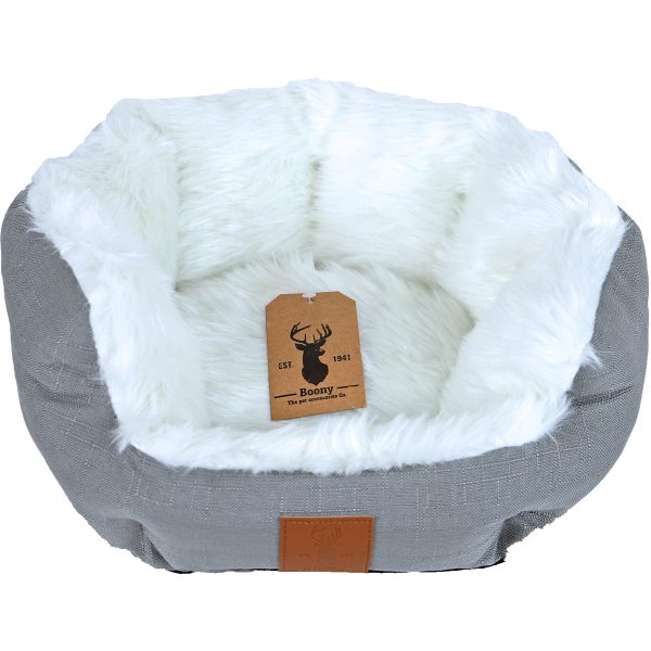 Kattenmand met een witte faux fur binnenkant met hogere randen ter steun. Met een grijze buitenkant en een zwarte anti-slip bodem.