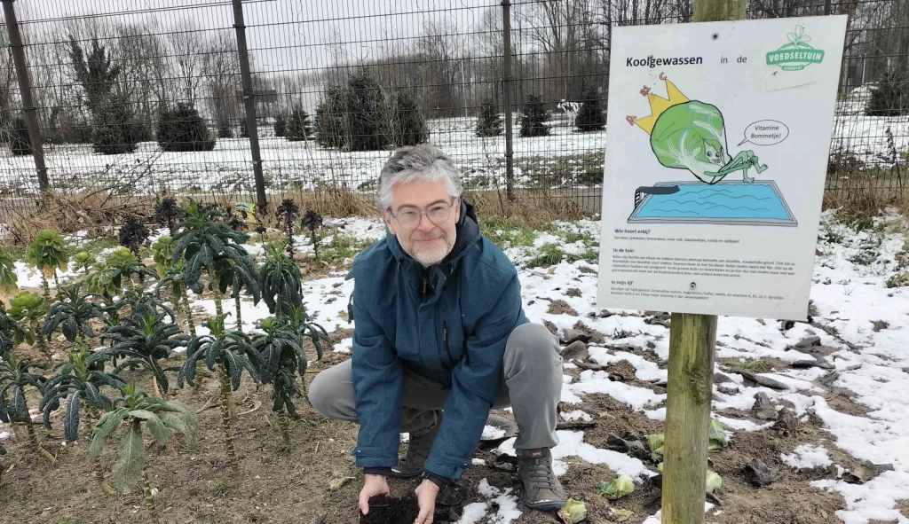 Tuinier Mark doet tuinklussen in de sneeuw, in de Voedseltuin Overvecht bij Steck in Utrecht