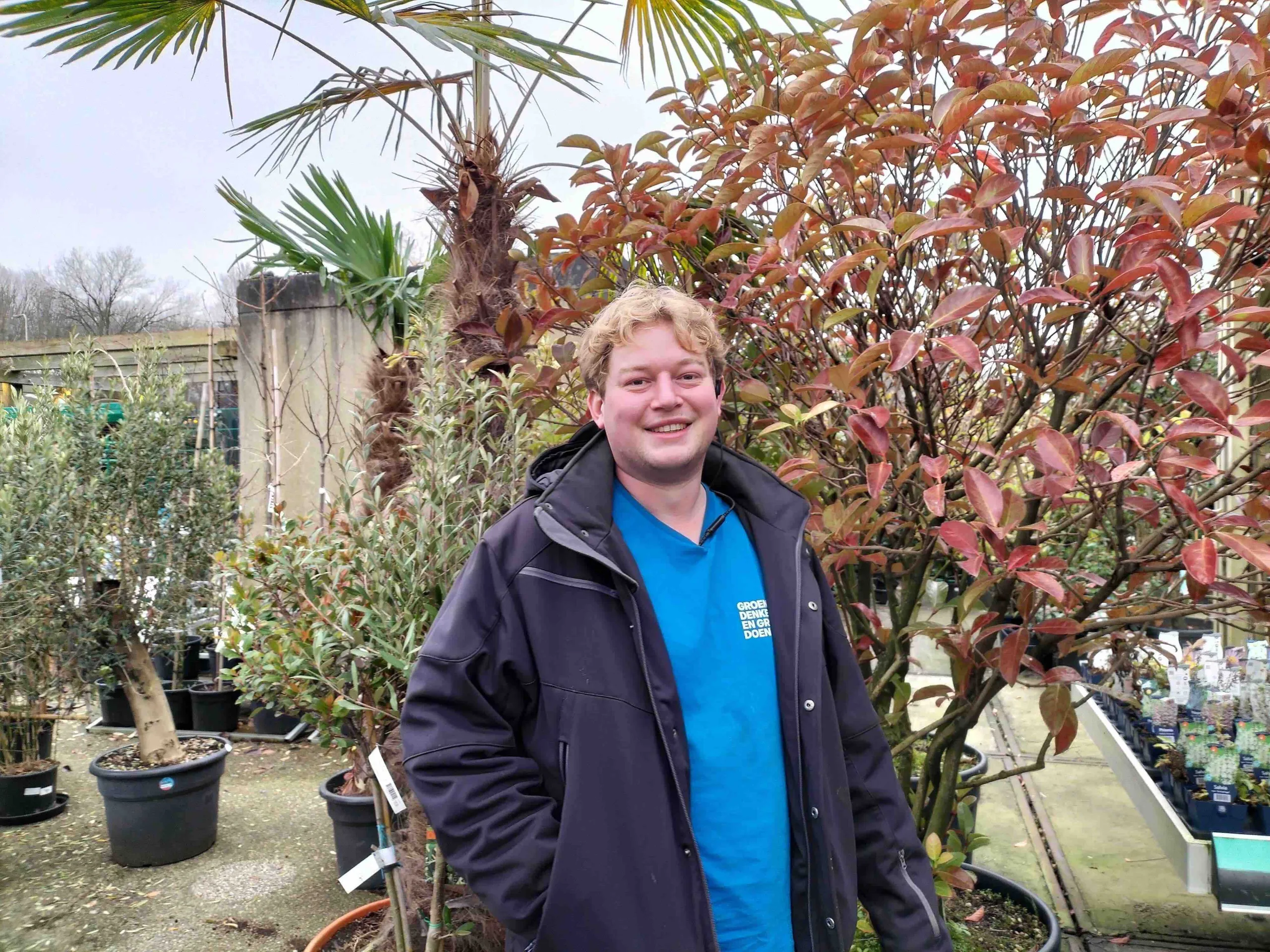 Medewerker van tuincentrum Steck in Utrecht Overvecht op de tuinplantenafdeling