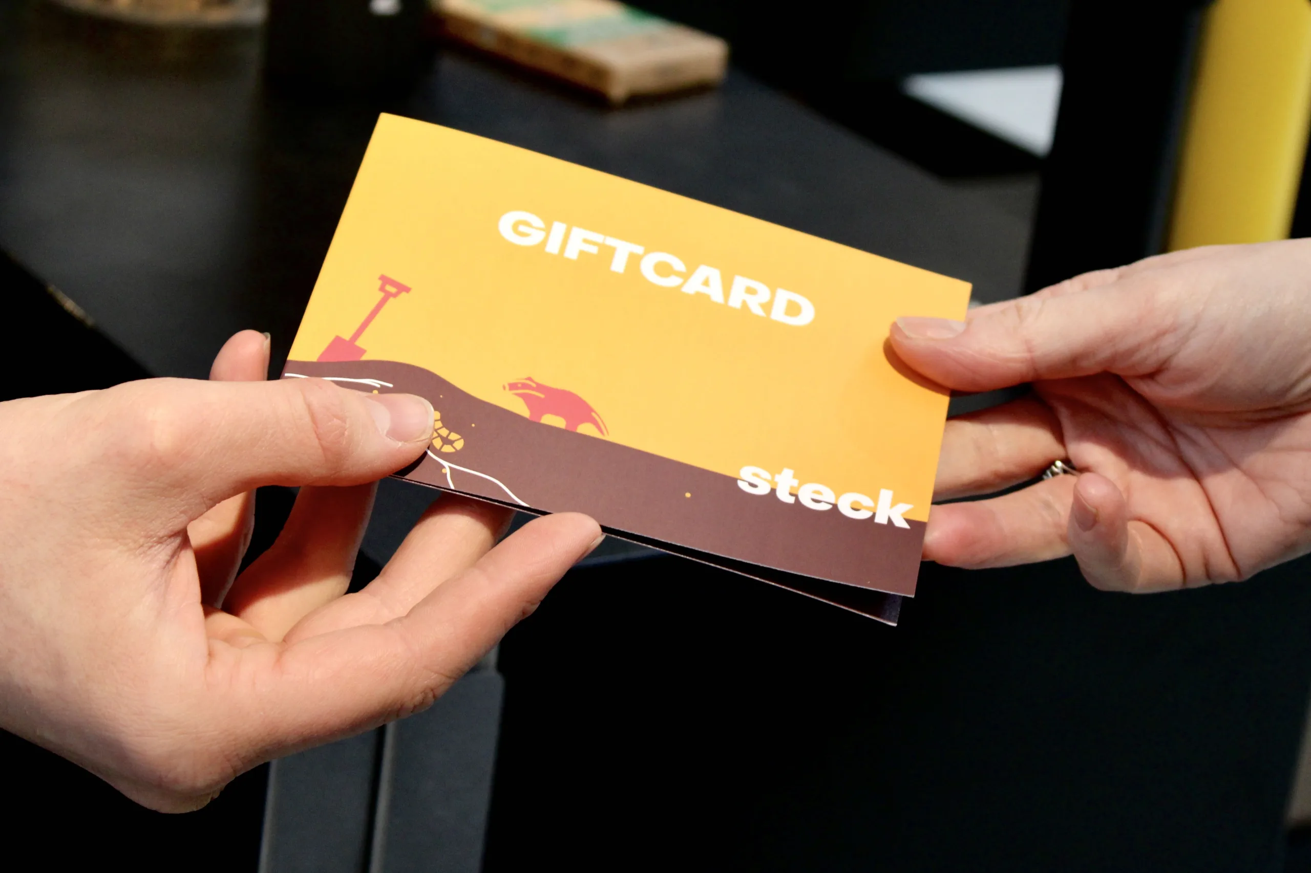 Giftcard van tuincentrum Steck uit Utrecht Overvecht wordt overhandigd aan klant