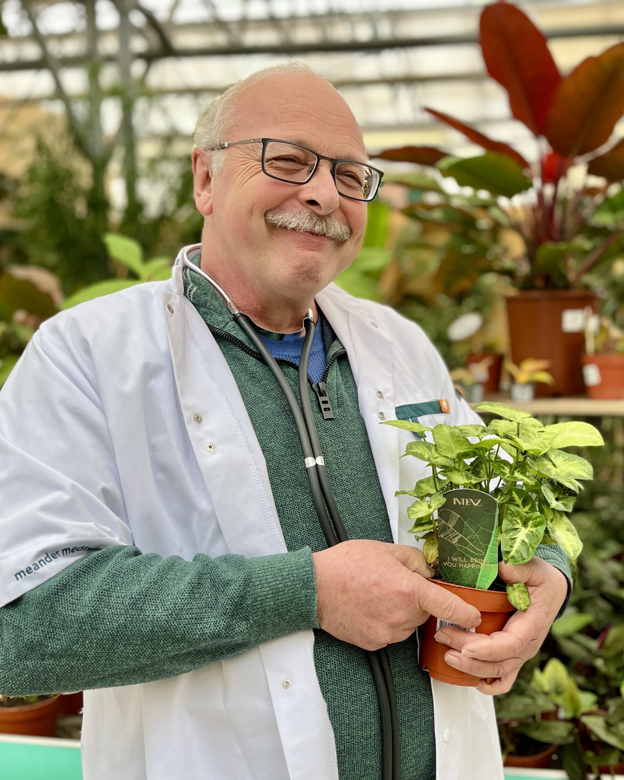 Plantendokter tussen de kamerplanten bij tuincentrum Steck in Utrecht Overvecht