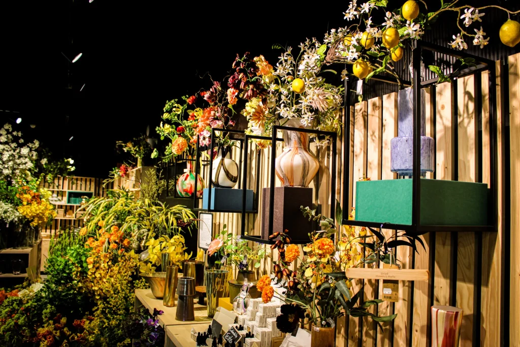 Verschillende boeketten bloemen in de winkel van Oogst in Utrecht