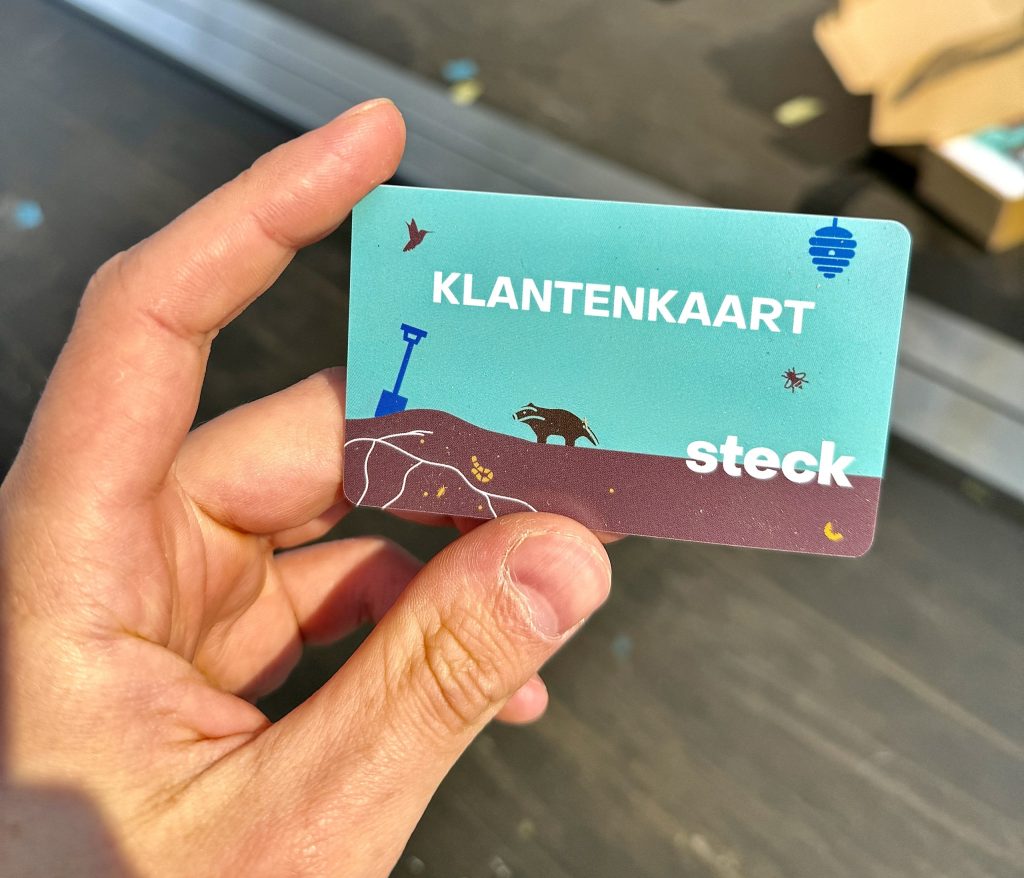 Vrienden van Steck klantenkaart wordt in een hand vastgehouden