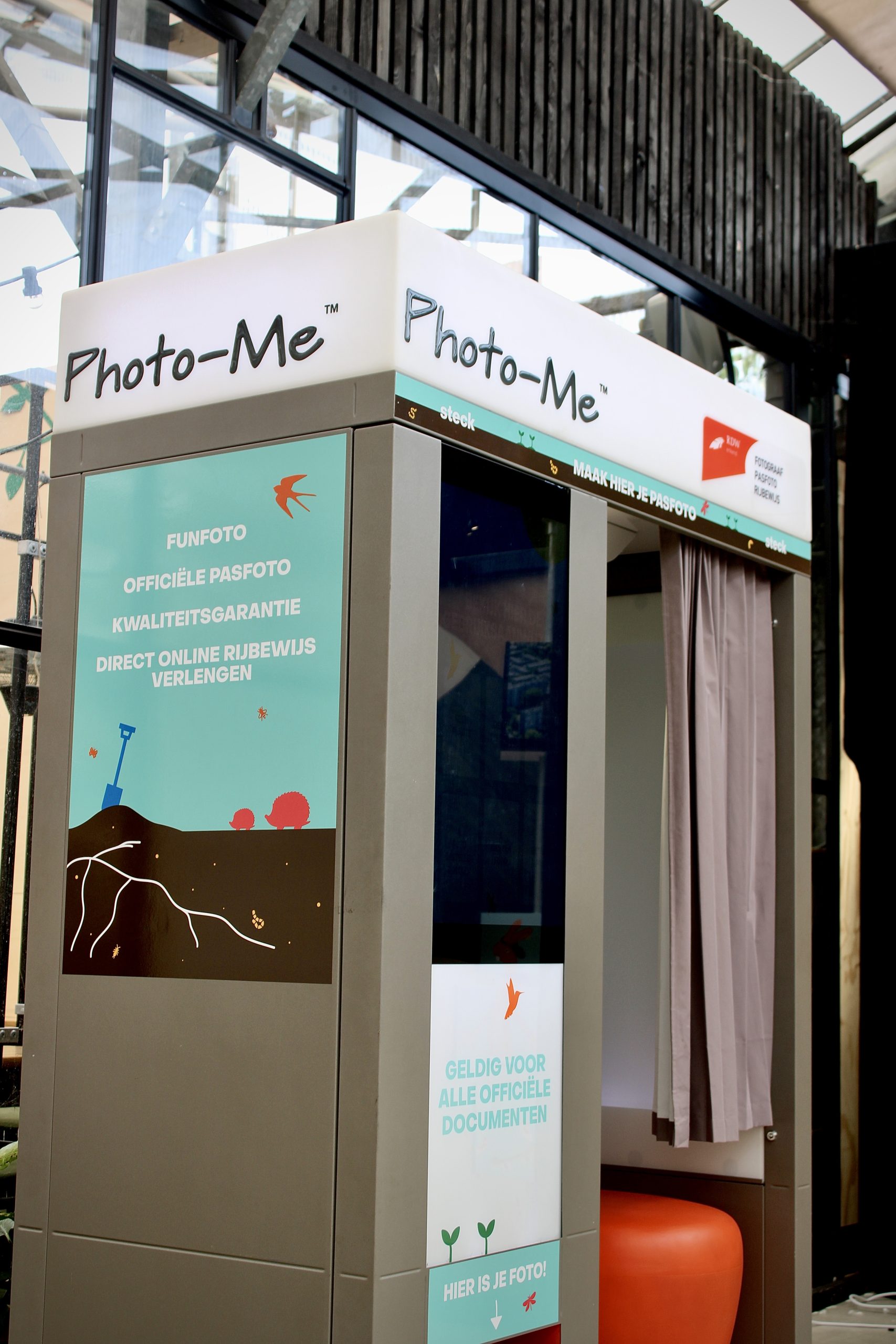 De photobooth van Steck in Utrecht Overvecht, waar goedkoop, snel en gemakkelijk (pas)foto's gemaakt kunnen worden